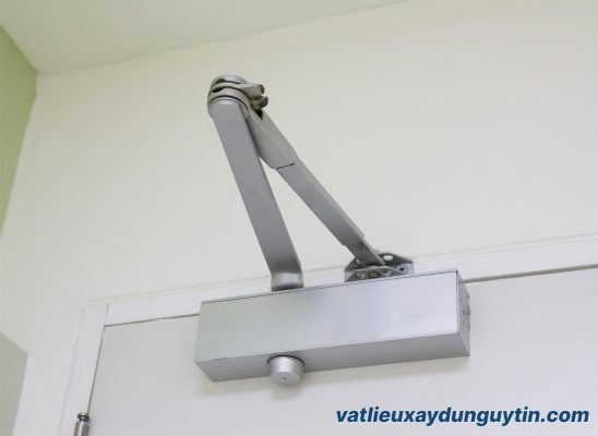 Những điều cần biết về tay co thủy lực của cửa thép chống cháy