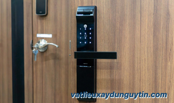 So sánh khóa điện từ và khóa điện tử