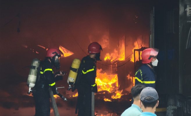 Lửa bao trùm gara ở Cần Thơ, 10 ôtô bị cháy