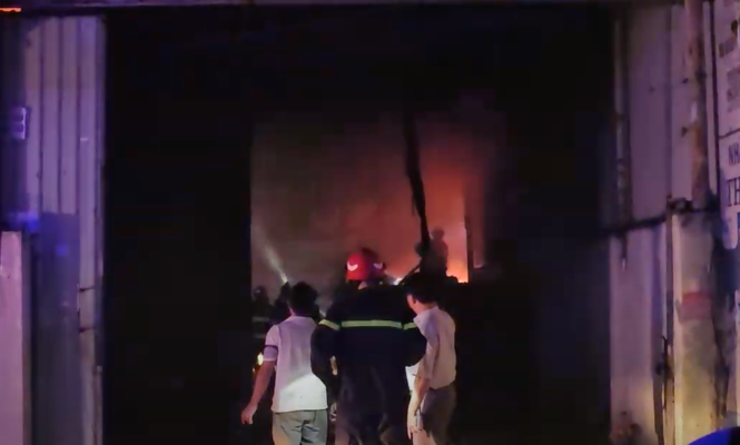 TP.HCM: Cháy kho vải trong đêm