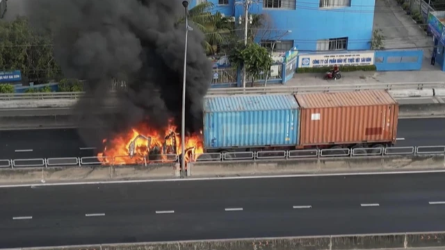 Xe container cháy dữ dội ở cầu Phú Mỹ, cột khói cao cả chục mét