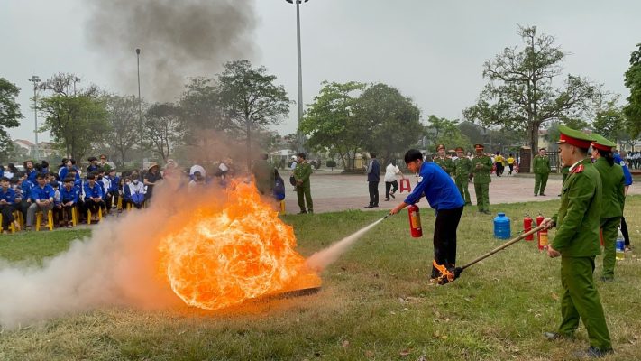 Bố Trạch: Tuyên truyền, trải nghiệm, thực hành chữa cháy và cứu nạn, cứu hộ