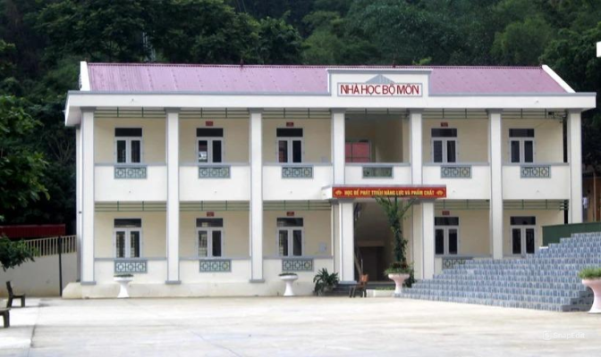 Theo ông Cao Văn Vinh, Hiệu tưởng Trường Tiểu học và Trung học Cơ sở Trung Xuân, Ủy ban Nhân dân huyện đã có kế hoạch bổ sung xây dựng hệ thống phòng cháy, chữa cháy. Hiện, trường đang phối với Ban quản lý dự án huyện Quan Sơn hoàn tất thủ tục hồ sơ để xây dựng nhà bơm, bể nước, hệ thống phòng cháy trong và ngoài lớp; phấn đấu bàn giao trước năm học mới 2024-2025. Trước đó, phóng viên Thông tấn xã Việt Nam đã phản ánh huyện miền núi Quan Sơn hiện có 40 trường từ cấp mầm non đến trung học cơ sở đang gặp nhiều khó khăn do đã xây dựng từ rất lâu. Nhiều trường đã xuống cấp. Các thiết bị phòng cháy, chữa cháy chủ yếu là bình cứu hỏa mini, nhưng bị hỏng nhiều, không sử dụng được. Bên cạnh đó, nhiều trường học đã được xây mới và có thể đón học sinh vào học nhưng do chưa có hạng mục phòng cháy, chữa cháy nên chưa được nghiệm thu đưa vào sử dụng. Điều này dẫn đến tình trạng, trường mới bỏ không, học sinh và giáo viên vẫn phải học tạm ở những phòng học xuống cấp. Các công trình phòng học Trường Tiểu học và Trung học cơ sở Trung Xuân, Trường Tiểu học Trung Hạ, Trường Tiểu học Trung Thượng do hồ sơ thiết kế ban đầu chủ đầu tư đã "bỏ quên" hạng mục phòng cháy, chữa cháy nên chưa được nghiệm thu. Vì vậy, các phòng học xây mới phải đóng cửa bỏ không, trong khi phòng học cũ đã xuống cấp./.