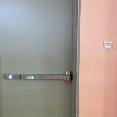 Thanh đẩy thoát hiểm: Phụ kiện cần thiết cho mọi công trình