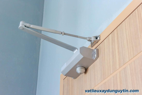 Tầm quan trọng của tay co thủy lực trong thiết kế cửa