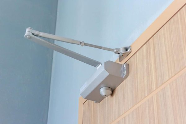 Tay co thủy lực: Giải pháp đóng cửa tự động hiệu quả
