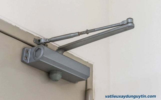Tay co thủy lực: Giải pháp đóng cửa tự động hiệu quả
