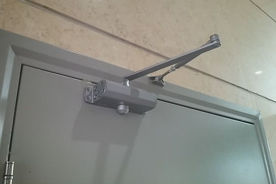 Tay co thủy lực: Giải pháp an toàn cho cửa thoát hiểm