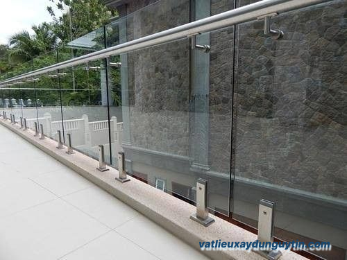 Mẹo chọn phụ kiện cho lan can kính đẹp và bền