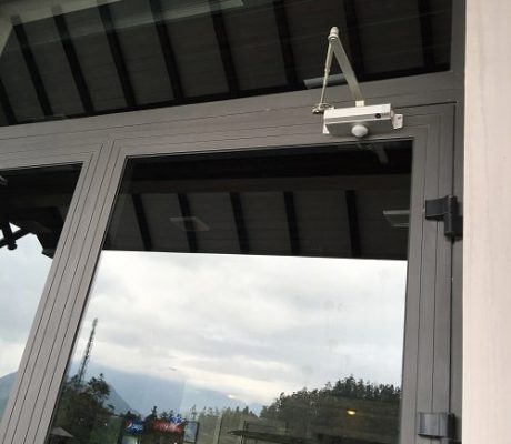 Tay co thủy lực cho cửa nhôm kính