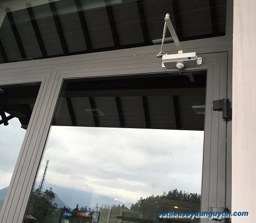 Hướng dẫn chọn tay co thủy lực cho cửa kính cường lực