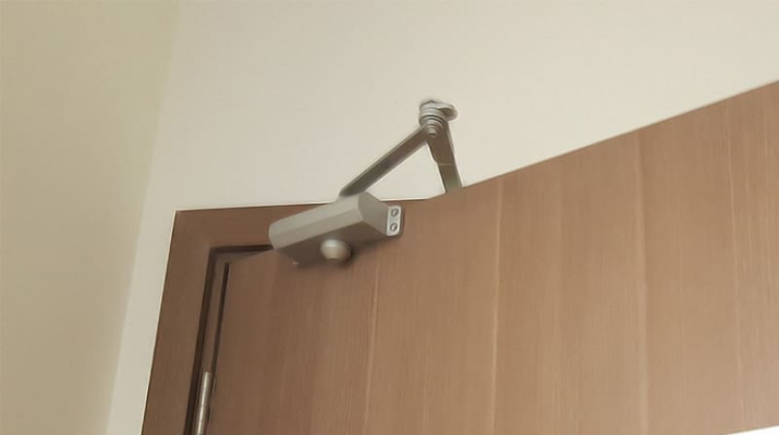 Tác dụng giảm tiếng ồn và bảo vệ khung cửa nhờ tay co thủy lực