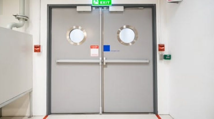 Vì sao cửa thoát hiểm chống cháy cần có cơ chế tự đóng?