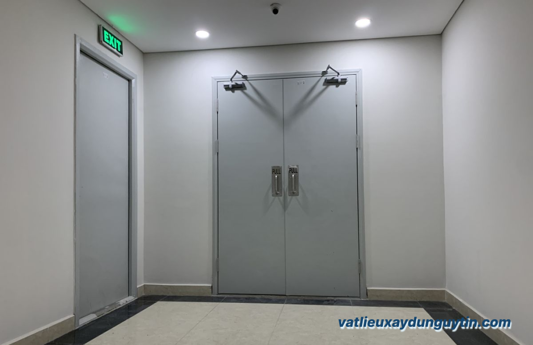 Vì sao cửa thoát hiểm chống cháy cần có cơ chế tự đóng?